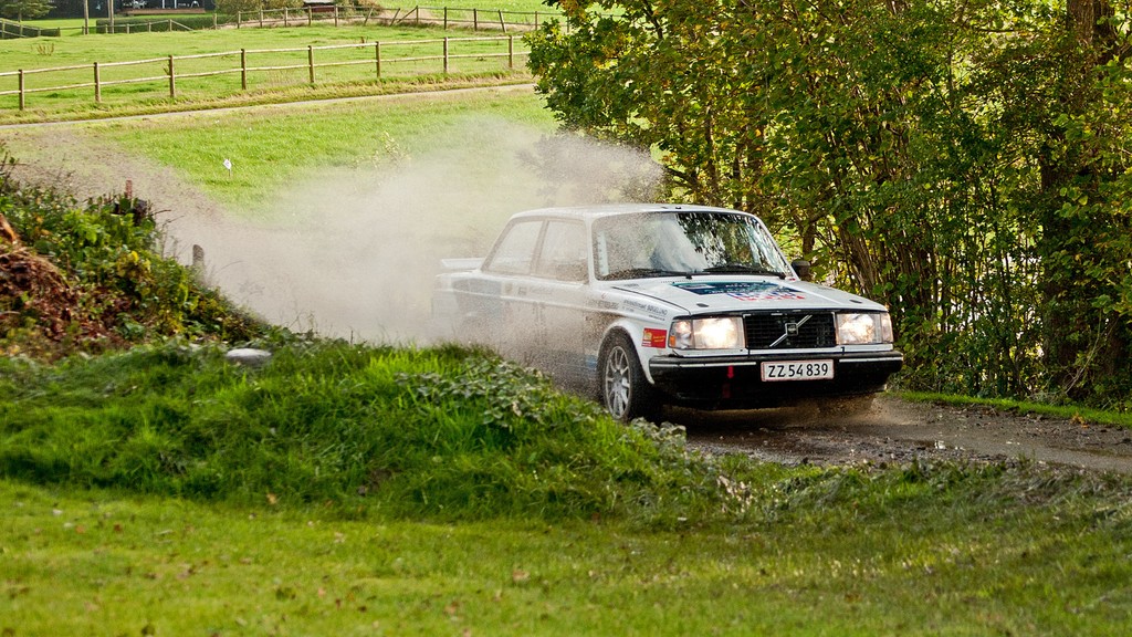 Vandpytterne var dybe og talrige i Anderup El Rally. Her er Kurt Mejer og Steen Bøgelund på en af de glatte og våde asfaltveje.
(Foto: rallypics.dk – Viggo Johansen)